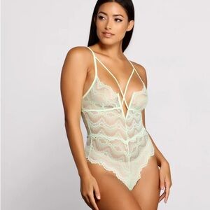 Dainty lace V wired caged teddy NWT